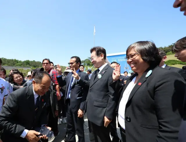 ၂၀၂၄ မေလ ၁၈ ရက်က ဂွမ်ဂျူးမြို့ ၅.၁၈ နှစ်ပတ်လည် အခမ်းအနားမှာ NUG နိုင်ငံခြားရေးဝန်ကြီးဌာန ပြည်ထောင်စုဝန်ကြီး ဒေါ်ဇင်မာအောင်နဲ့ အီဂျေမြောင် 