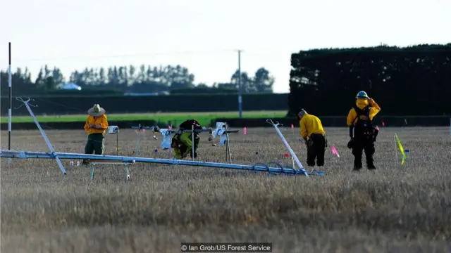 美国林务局的团队在严格控制下进行实验，以测量火灾蔓延的速率。