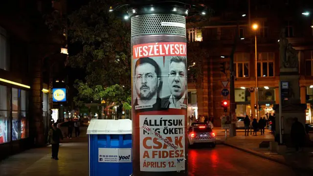 У своїй кампанії Орбан зосередився на Україні - плакати із Зеленським висять по всій країні
