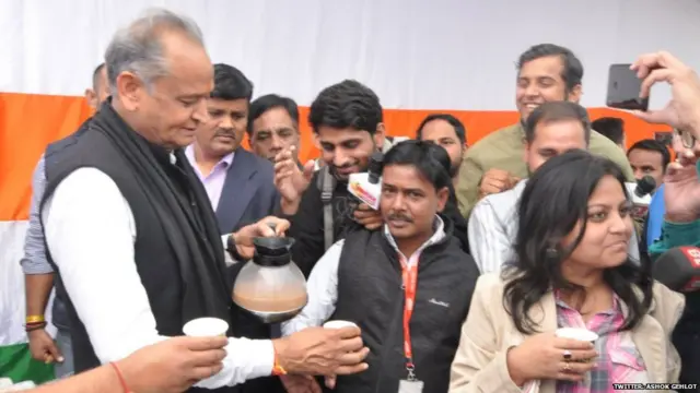 ਅਸ਼ੋਕ ਗਹਿਲੋਤ ਹਨੇ ਰੁਝਾਨਾਂ ਤੋਂ ਬਾਅਦ ਸਮਰਥਕਾਂ ਨੂੰ ਚਾਹ ਵਰਤਾਈ