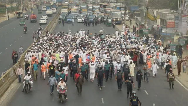 ঢাকা-চট্টগ্রাম মহাসড়কে হেফাজতে ইসলামের বিক্ষোভ মিছিল