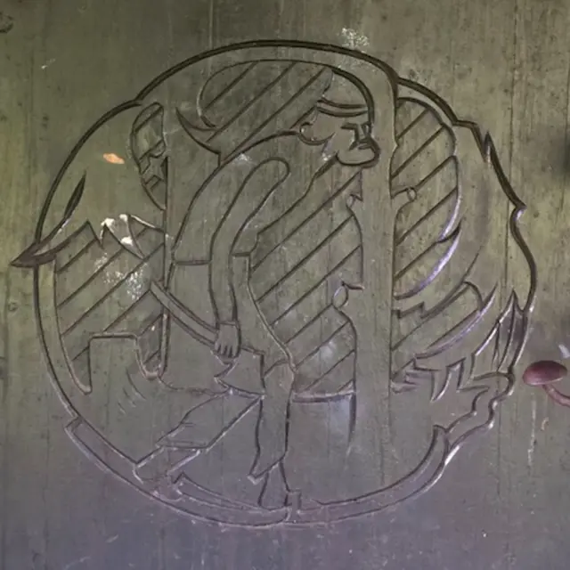 Grabado en una puerta.