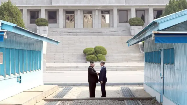 Затем свершилось историческое событие: Ким Чен Ын стал первым северокорейским лидером, ступившим на территорию Южной Кореи со времен заключения перемирия в 1953 году