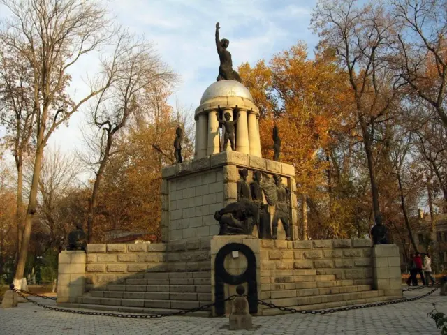 20-аср бошларида ўрнатилган "Озодлик" ёдгорлиги. Аввалги ҳолати...