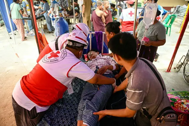 စစ်ကိုင်းမှာ ဆေးရုံကလူနာတွေကို အပြင်ဘက်မှာ နေရာချထားခဲ့ရ