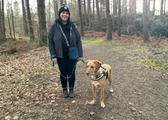 Mulher passeando com cachorro