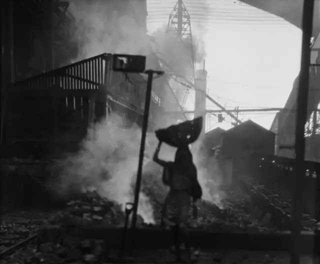 વર્ષ 1929માં તાતા સ્ટીલ કંપનીમાં કામ કરતા મહિલાની તસવીર
