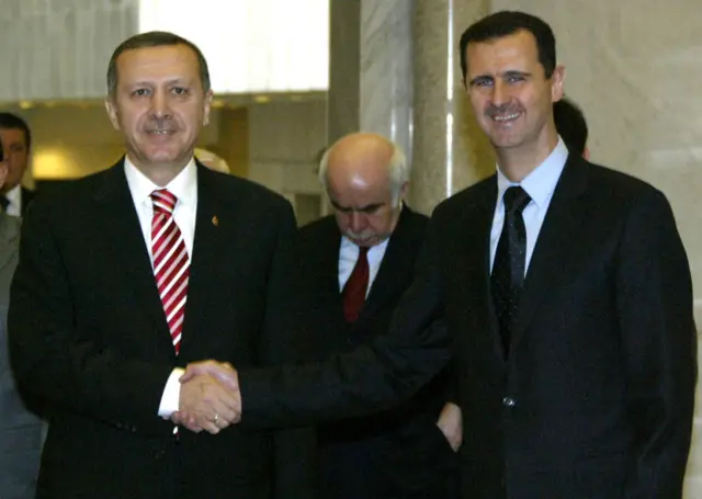 2008 में दमिश्क में ली गई इस तस्वीर में रिचेप तैय्यप अर्दोआन, सीरियाई राष्ट्रपति बशर अल-असद के साथ