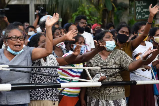 මහර බන්ධනාගාරයේ ඇතිවූ නොසන්සුන්තවයේදී රැඳවියෝ අට දෙනෙකු මියගියහ.