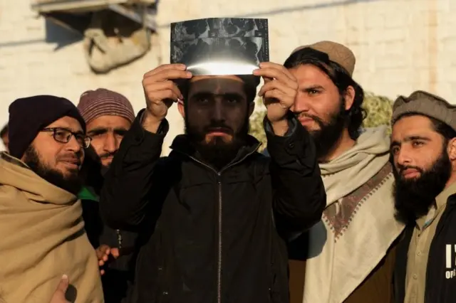 คนชมสุริยุปราคาในเมืองเปชวาร์ของปากีสถาน