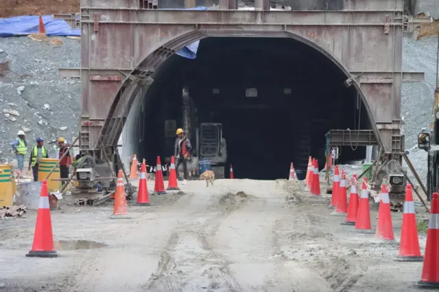 झ्याप्लेखोलामा फसेका यात्रुहरूलाई गन्तव्यसम्म पुर्याउन निर्माणाधीन नागढुङ्गा-सिस्नेखोला सुरुङमार्ग प्रयोग गरिएको छ