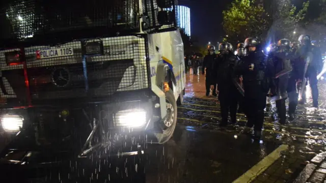 В Албанії застрелили порушника комендантської години. У столиці - протести, міністр йде у відставку