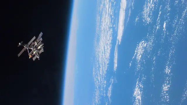 Mir Uzay İstasyonu'nun Şubat 2001'de astronotlar tarafından çekilen fotoğrafı. 
