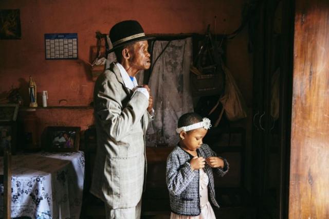 Lee-Ann Olwage ganó “Historia del Año” con un estudio íntimo de "Dada" Paul Rakotozandriny, de 91 años, que vive con demencia, en Madagascar, cuidado por su hija Fara.