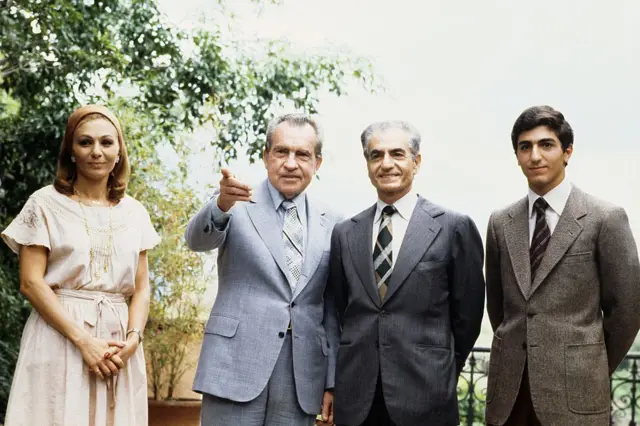 Rıza Pehlevi, ABD ziyaretinde, dönemin başkanı Richard Nixon ve babası Rıza Şah ile yan yana ayakta duruyor 