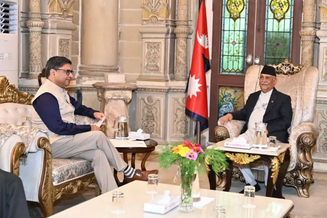 प्रधानमन्त्री केपी शर्मा ओली भारतीय विदेश सचिव विक्रम मिस्रीसँग संवाद गर्दै