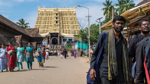 পদ্মনাভস্বামী মন্দির দর্শনে ভক্তরা