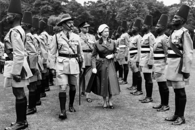 Aworan Ọbabinrin Elizabeth nigba tawọn ọmọ ogun n se ibọwọ fun ni ọdun 1957