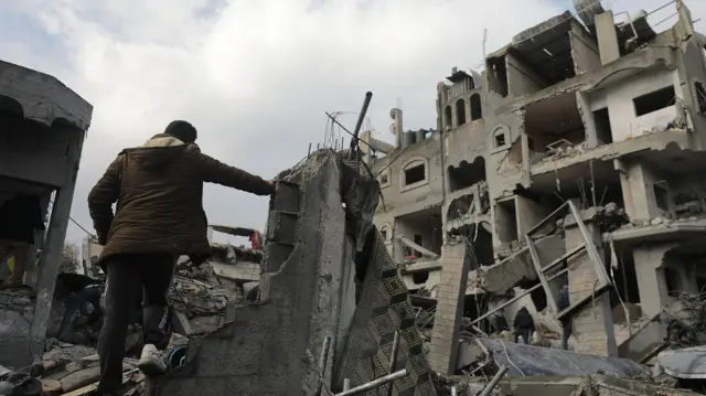 حرب غزة: "حماس تخشى خسارة أهم أوراقها وإسرائيل لن تقبل تبييض سجونها".. ما  فرص نجاح الهدنة الجديدة؟ - BBC News عربي