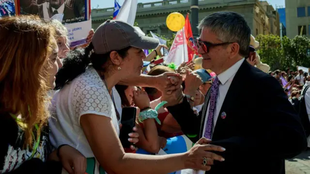 El ministro Marcel saludando a partidarios del gobierno de Boric.