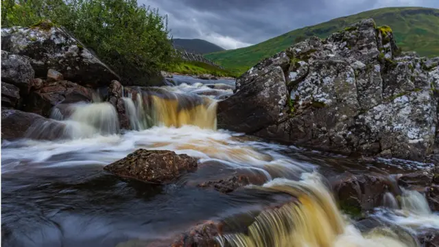 Водопад на горной речке