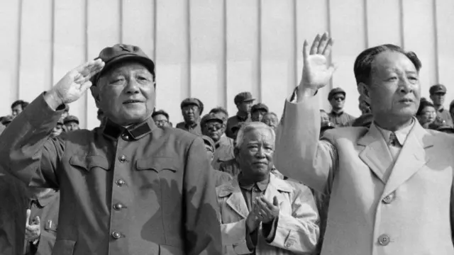 चीनी नेता देंग श्याओपिंग (बाएं) शीर्ष चीनी नेता हू याओबैंग के साथ