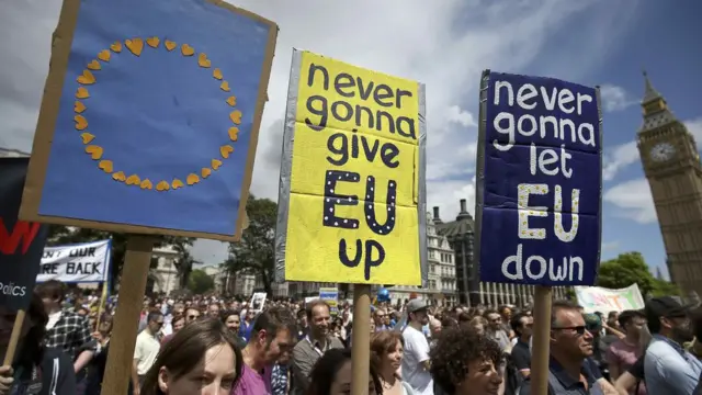 Демонстранты пришли в центр Лондона, чтобы показать свою приверженость Европейскому союзу и желание остаться в ЕС
