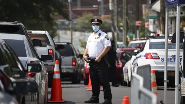 Policial americano usando máscara