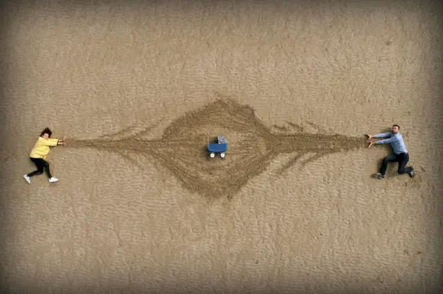 来自Macareux Productions的Thibault Beguet的作品获得第二名。他表示,"我的女朋友和我很快将当爸爸妈妈了,这张照片受到过去上学时的录像游戏的启发,有些搞笑,目的是以独特的方式向朋友和家人报喜讯。"