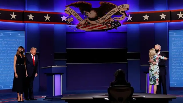 Cena no debate de 23 de outubro, em que Joe Biden dá um abraço efusivo na esposa, enquanto Trump e Melania se cumprimentam de maneira morna
