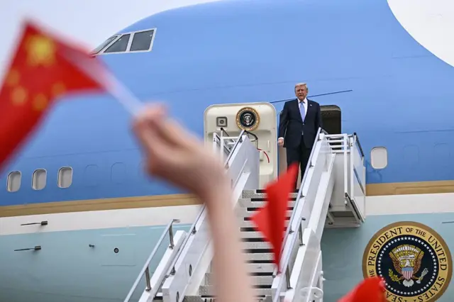 Presiden AS Donald Trump menaiki Air Force One sebelum keberangkatannya dari Bandara Internasional Beijing Capital di Beijing, Jumat, 15 Mei 2026.