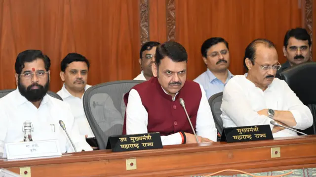 राज्य सरकारडून पूरग्रस्त शेतकऱ्यांसाठी 31628 कोटी रुपयांचं पॅकेज जाहीर करण्यात आलंय.