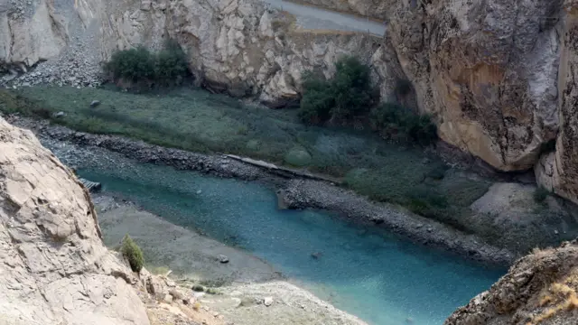 نمایی هوایی از سد امیرکبیر، یکی از پنج مخزن اصلی تأمین آب تهران، در ۲۹ ژوئیه ۲۰۲۵ – خطی از سنگ‌ها از میان دریاچه بیرون زده و دیواره‌های صخره‌ای اطراف به‌وضوح دیده می‌شوند؛ بخش‌هایی از بستر دریاچه بدون آب مانده و گیاهان در میان خشکی اطراف رشد کرده‌اند.
سه شنبه ۷ مرداد ۱۴۰۴