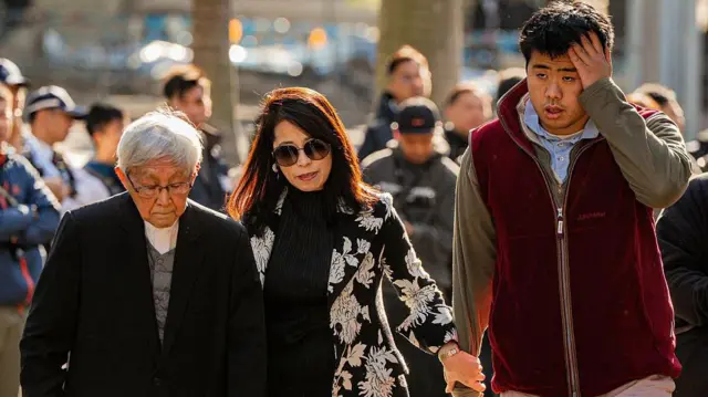 Teresa Lai (centro) y Lai Shun-yan (derecha), esposa e hijo respectivamente del magnate de los medios prodemocracia Jimmy Lai, y el cardenal Joseph Zen (izquierda), ex obispo de Hong Kong, llegan a los Tribunales de West Kowloon.