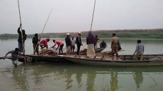 কুমিরটি উদ্ধারে জাল ফেলা হচ্ছে।