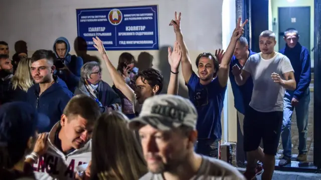 Задержанные выходят из изолятора, утро 14 августа