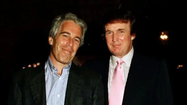 Trump ve Epstein yan yana durup kameraya gülümsüyor