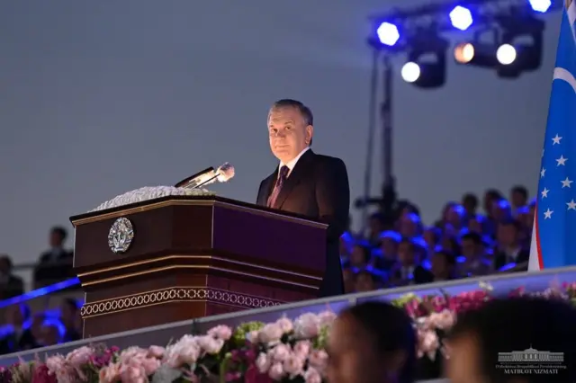 Ўзбекистон Президенти Шавкат Мирзиёев мустақилликнинг 32 йиллиги муносабати билан ўтказилган тантанада нутқ сўзлаётган пайт