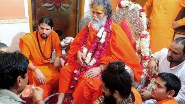 శిష్యుడు ఆనంద్ గిరితో మహంత్ నరేంద్ర గిరి (ఫైల్ ఫొటో)