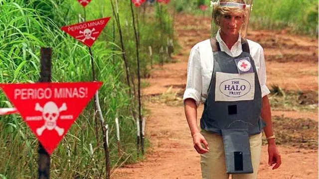 Kombinasi chino dan kemeja putih yang digunakan Diana dalam perjalanannya meninjau ranjau darat yang menandai profesionalisme.