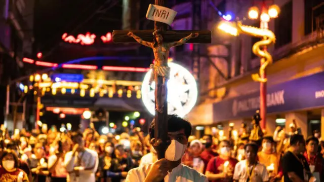 Menino segura imagemJesus Cristoprocissão