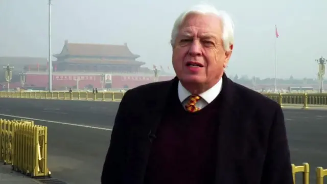 John Simpson em reportagem na Praça da Paz Celestial, na China