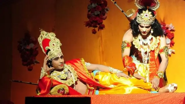 'नाटक झाडासारखं असतं. आधी त्याची मुळं मातीत खोल रुजली पाहिजेत, तरच त्याच्या फांद्या आकाशात जातील.'