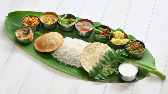 అరటి ఆకులో వడ్డించిన భోజనం