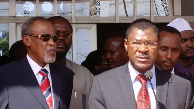 Yusuf Xaaji oo ahaa wasiirka difaaca iyo Moses Watangula oo ahaa wasirka arrimaha dibedda oo ku sugan magaalada Muqdisho sanaddii 2011-kii markii kenya ay ciidammadeeda u dirtay Soomaaliya