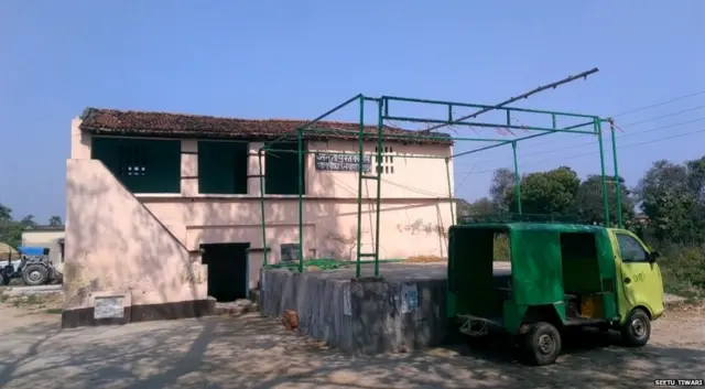 गांव में कई दशक पहले बनी लाइब्रेरी