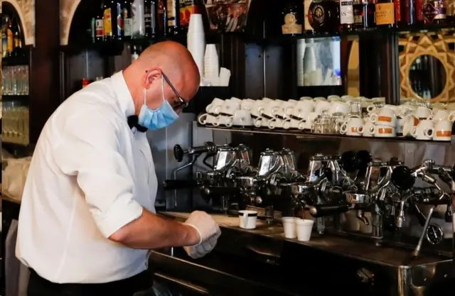 Roma'da haftalar sonra yeniden açılan bir kafe