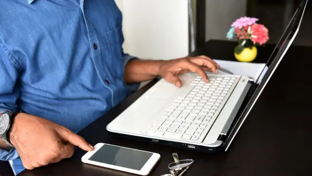 ల్యాప్ టాప్‌లో ఇన్‌కం ట్యాక్స్ రిటర్న్స్ ఫైల్ చేస్తున్న వ్యక్తి