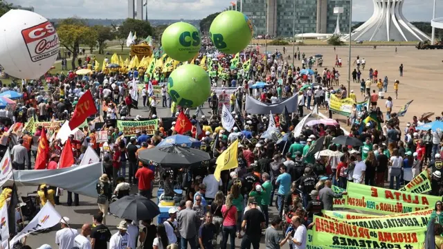 Centrais sindicais e partidos protestam durante greve geral