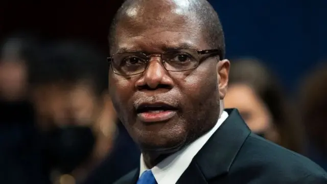 রোনাল্ড মল্ট্রি, পেন্টাগনের শীর্ষ গোয়েন্দা কর্মকর্তা। ইউএফও'র ঘটনা তদন্ত করেছেন।